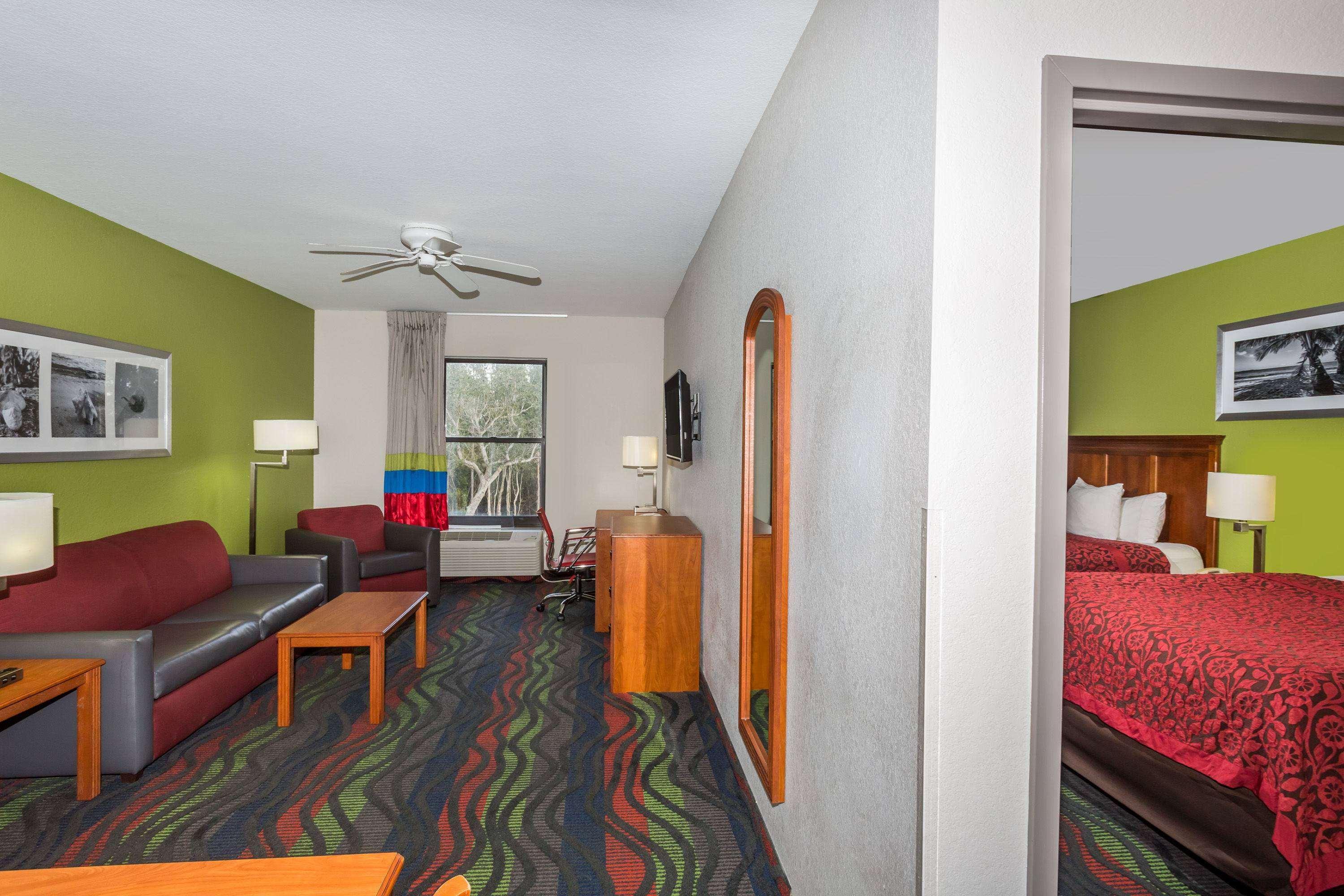 Days Inn & Suites By Wyndham Fort Myers Near Jetblue Park Kültér fotó