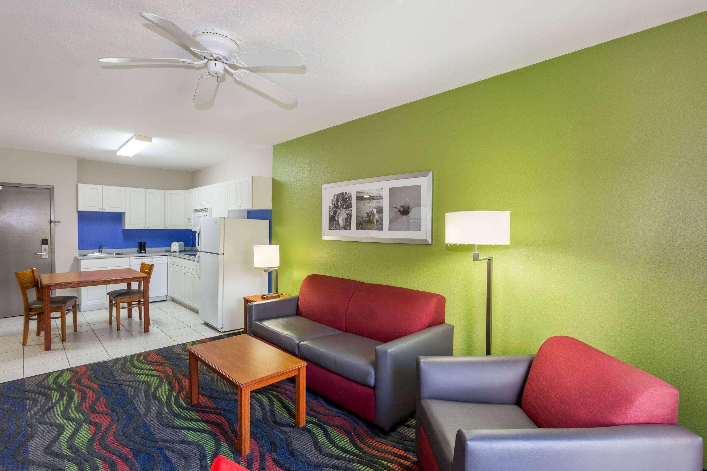 Days Inn & Suites By Wyndham Fort Myers Near Jetblue Park Kültér fotó