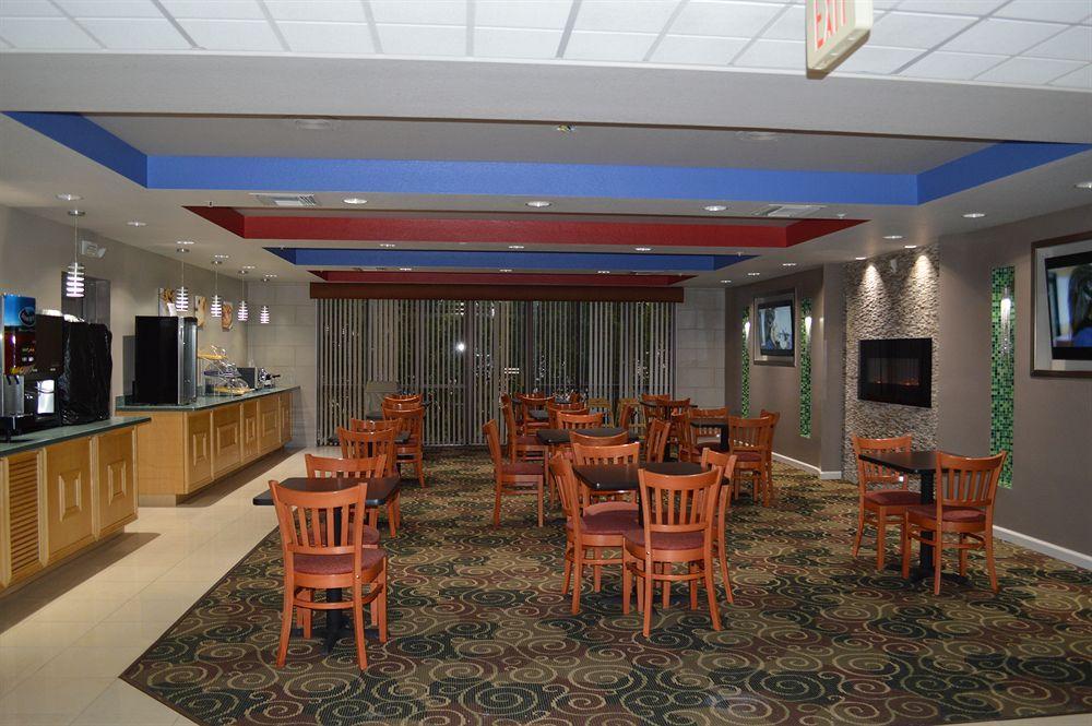 Days Inn & Suites By Wyndham Fort Myers Near Jetblue Park Kültér fotó